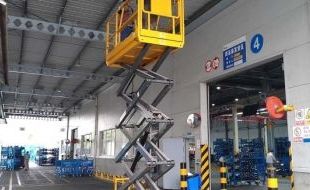 曲臂式高空作業(yè)平臺(tái)在展覽中心的靈活應(yīng)用優(yōu)勢(shì)